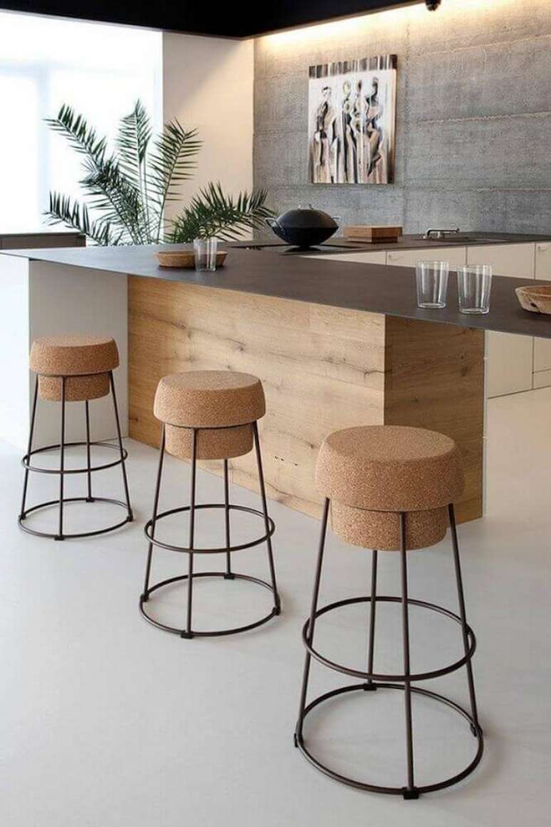 16. Esse modelo de banqueta para cozinha americana tem o assento no estilo rolha