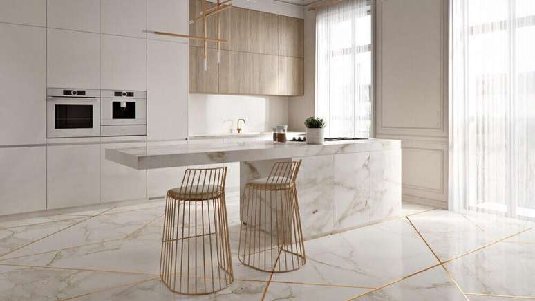 67. Cozinha sofisticada decorada com arm&aacute;rios brancos planejados, pendente minimalistas e banquetas para cozinha douradas &ndash; Foto: Pinterest