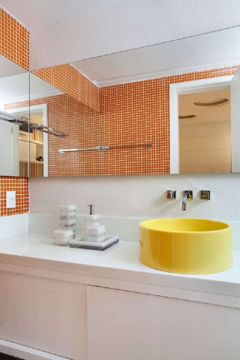 47- As cubas para banheiro redondas, altas e de cores fortes são o principal ponto de decoração do ambiente. Fonte: Pinterest