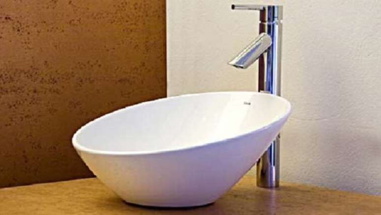 48- As cubas para banheiro em louça branca harmonizam com todos os ambientes. Fonte: Pinterest