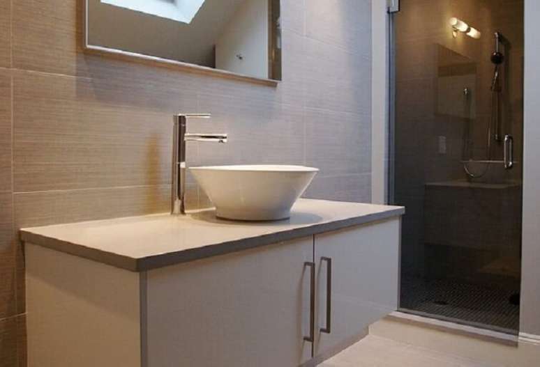 50- Na decoração as cubas para banheiro podem ser estilo bacia de sobrepor. Fonte: Pinterest