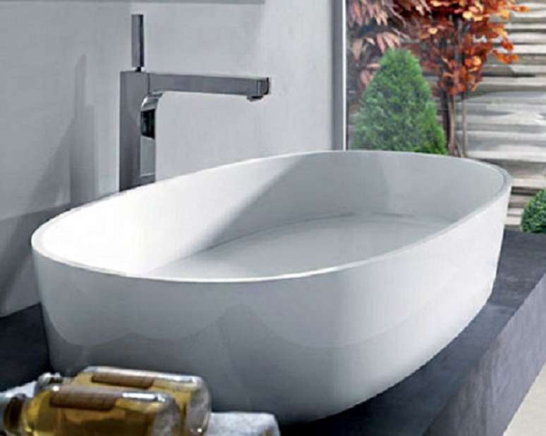 57- Na decoração cinza, as cubas para banheiro na cor branca se destacam. Fonte: Pinterest