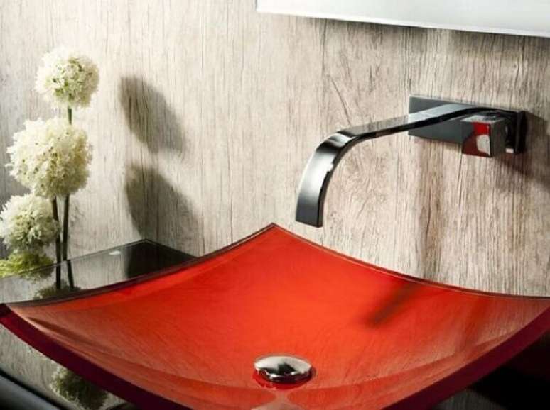 56- As cubas para banheiro na cor vermelha com formato quadrado conferem ao ambiente um aspecto moderno e arrojado. Fonte: Quero Tendências