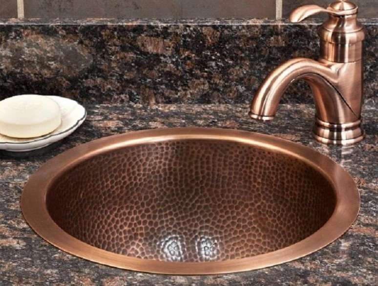 36- As cubas para banheiro em cobre devem combinar com os metais do ambiente. Fonte: Pinterest