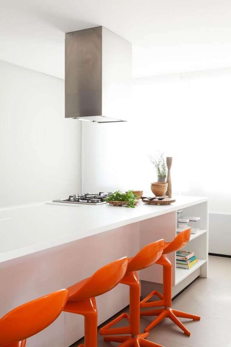 23. Em decora&ccedil;&atilde;o clean as banquetas coloridas para cozinha podem ser o grande destaque do ambiente