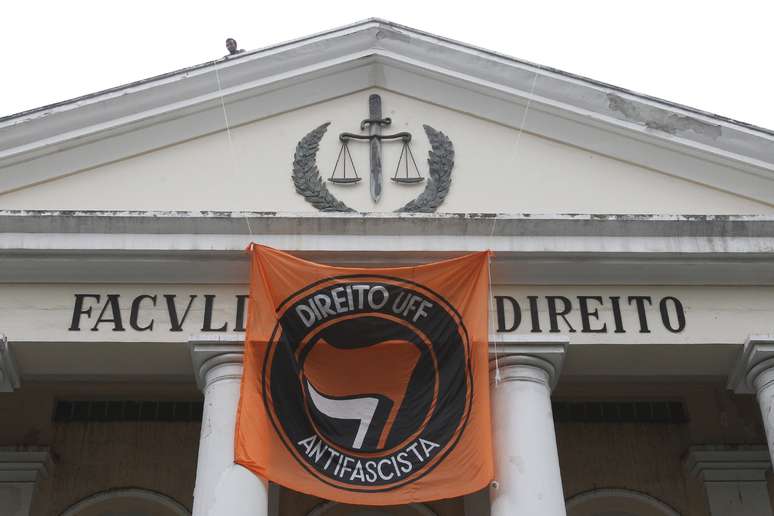Bandeira antifascista na Faculdade de Direito da UFF