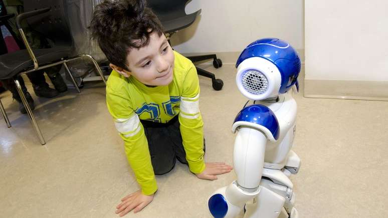 Robô MEDi ajuda as crianças a relaxarem e a entenderem os procedimentos médicos pelos quais estão passando
