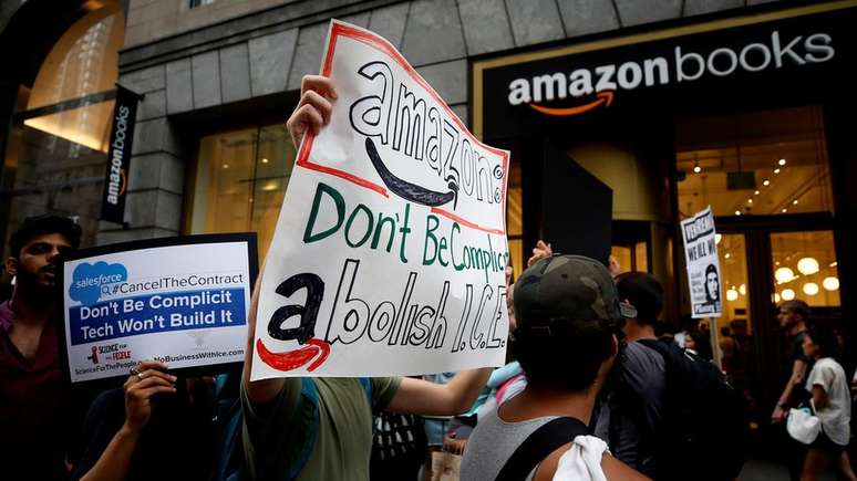 Cartazes de protesto pedem para Amazon 'não ser cúmplice' do serviço de imigração dos EUA