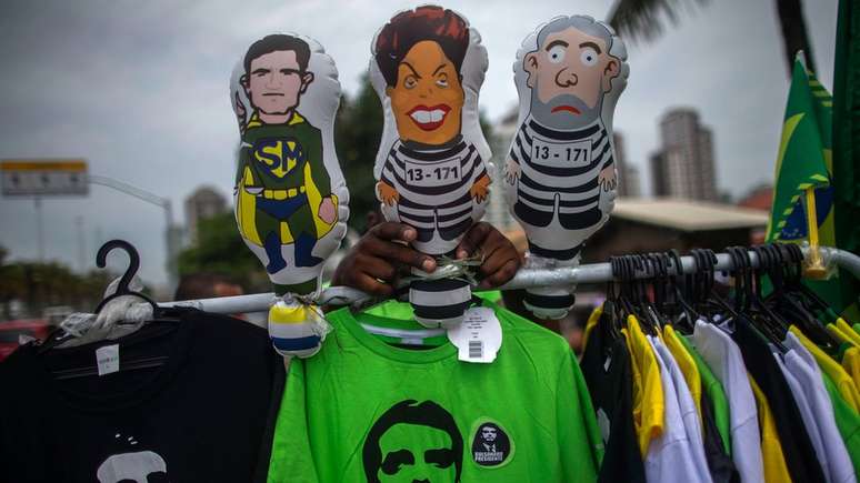 Camisetas de Bolsonaro e bonecos infláveis de um 'super-herói' Sérgio Moro, e de Dilma e Lula presidiários, em frente ao condomínio onde vive o futuro presidente, no Rio