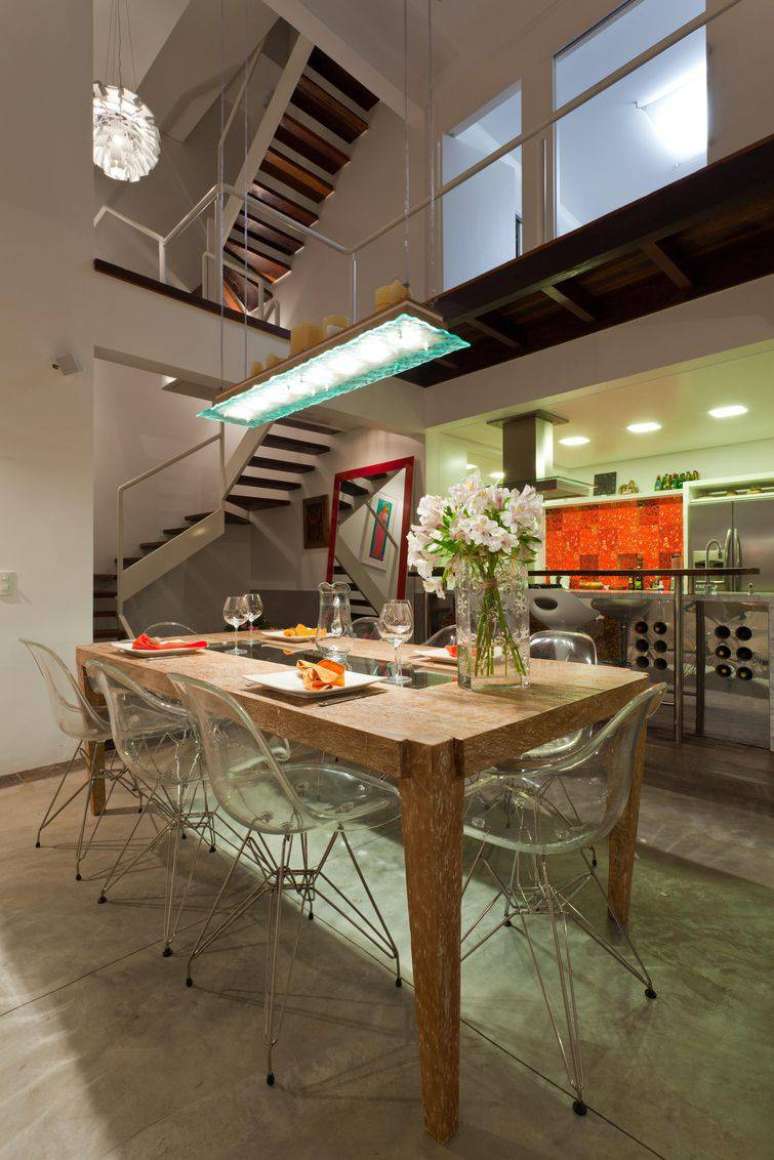 7. Ambiente com mezanino com entrada para outros c&ocirc;modos