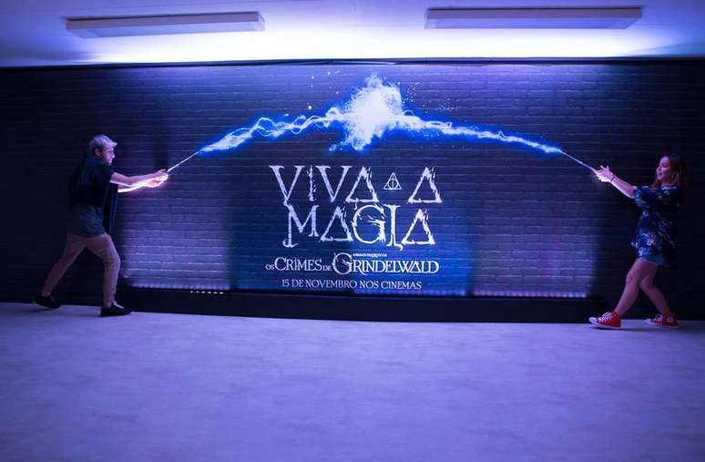F&atilde;s do filme 'Animais Fant&aacute;sticos' podem tirar fotos simulando batalhas com varinhas m&aacute;gicas.