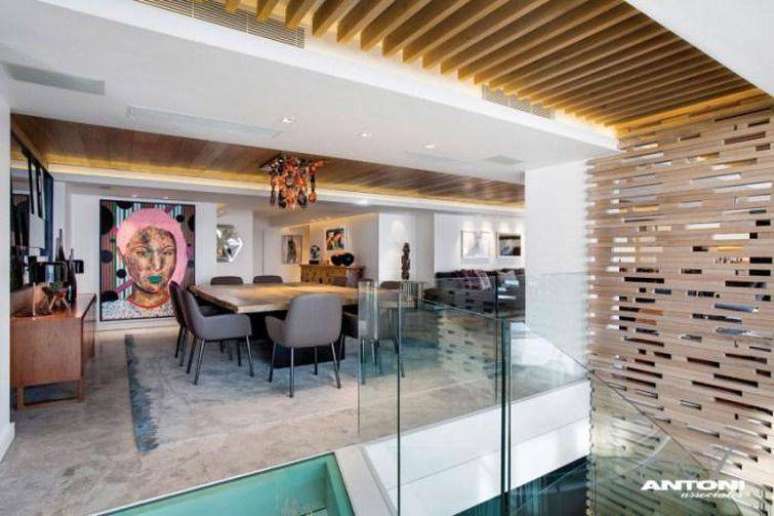 8. Mezanino com sala de jantar espa&ccedil;osa