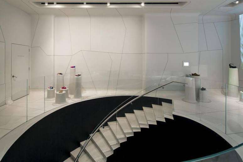 26. Modelo de mezanino diferente em ambiente comercial