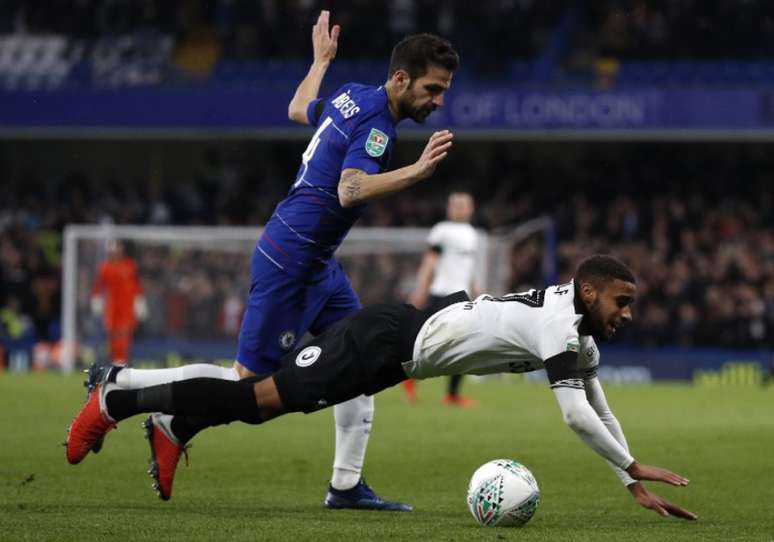 Fàbregas no jogo da Copa da Liga Inglesa (Foto: ADRIAN DENNIS / AFP)