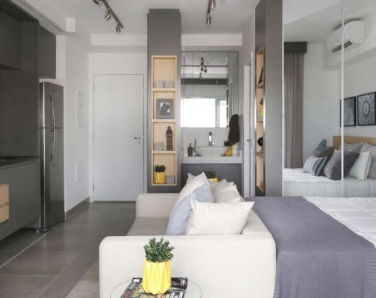 21. Apartamento pequeno decorado com ambientes integrados. Projeto de Sesso e Dalanezi