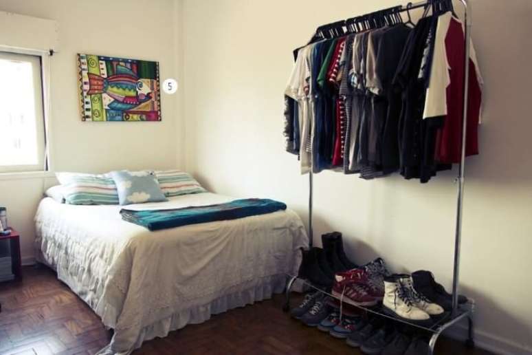 11. Em um quarto pequeno, uma cama baú pode ajudar a guardar roupas de cama e de banho, por exemplo. Projeto de Casa Aberta