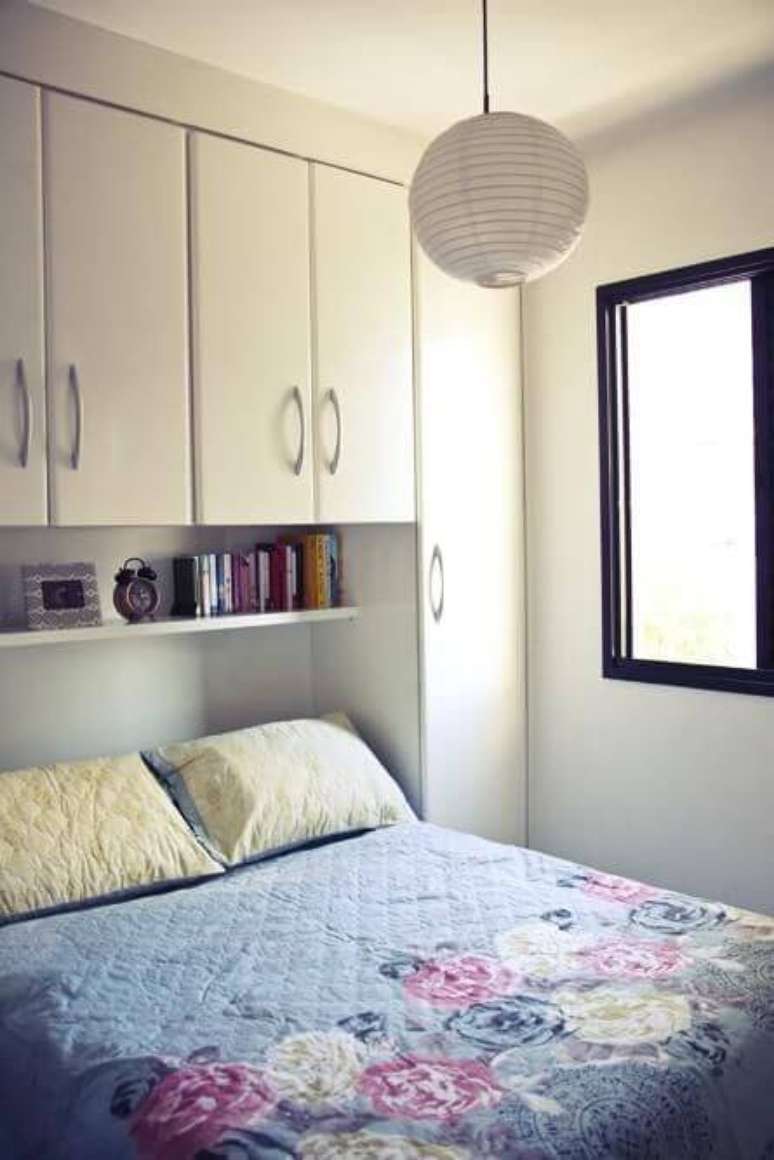 49. Apartamento pequeno decorado com arm&aacute;rio embutido na parede da cama. Projeto de Casa Aberta