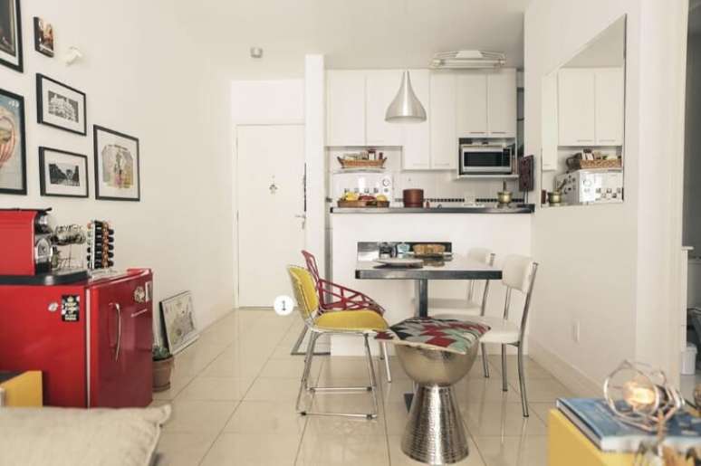 16. Cozinha com arm&aacute;rios a&eacute;reos planejados em apartamento pequeno decorado. Projeto de Casa Aberta