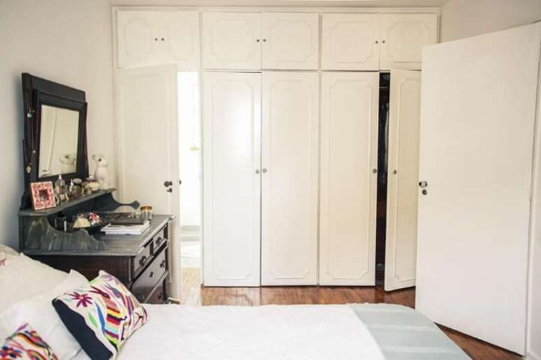 50. Apartamento pequeno decorado com armários embutidos no quarto de casal. Projeto de Casa Aberta