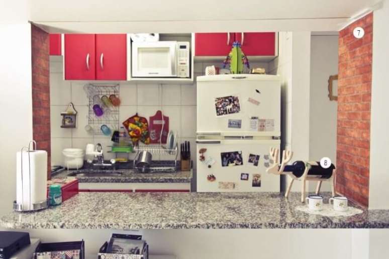 30. Cozinha americana com arm&aacute;rios a&eacute;reos cor-de-rosa. Projeto de Casa Aberta