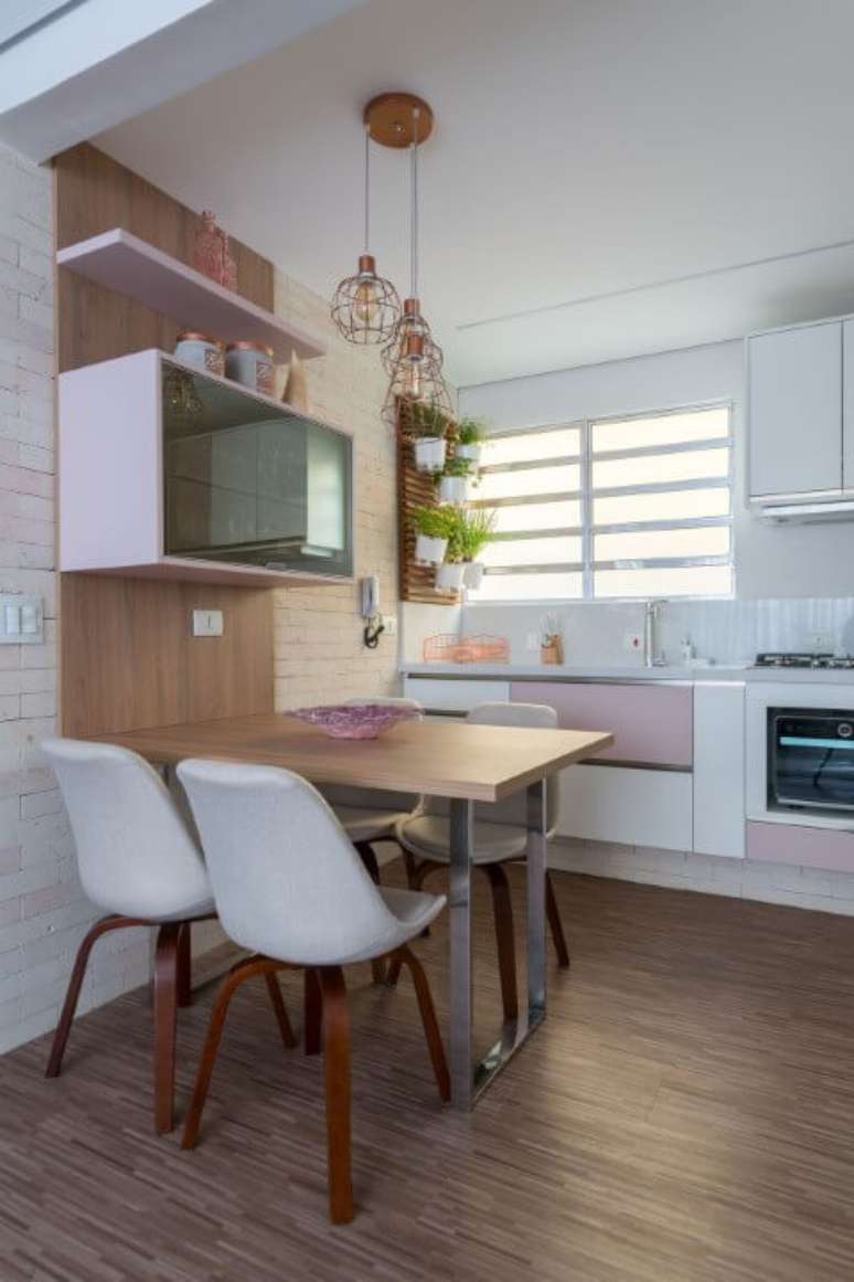 37. Apartamento pequeno decorado com cozinha pequena integrada à sala de jantar. Projeto de Márcia Addor