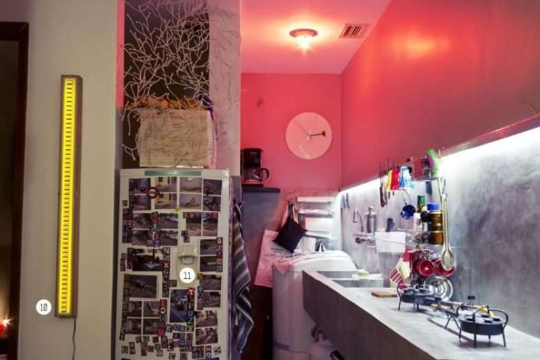 39. Apartamento pequeno decorado com cozinha estilo corredor integrada &agrave; &aacute;rea de servi&ccedil;o. Projeto de Casa Aberta