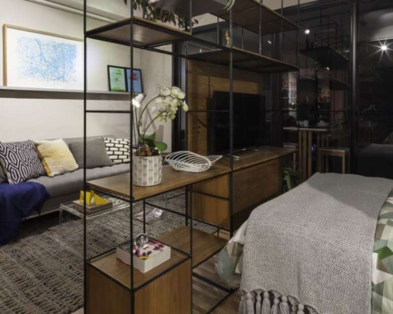 66. Apartamento pequeno decorado com estante como divisória de ambientes. Projeto de Decoradoria Decoração Online