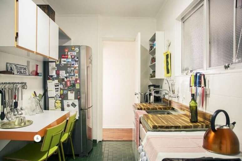 43. Apartamento pequeno decorado com mesa de jantar na cozinha. Projeto de Casa Aberta