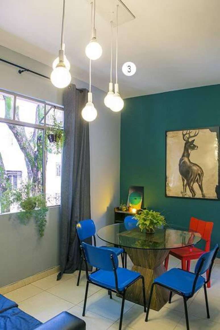 45. Apartamento pequeno decorado com mesa de jantar na sala de estar. Projeto de Casa Aberta