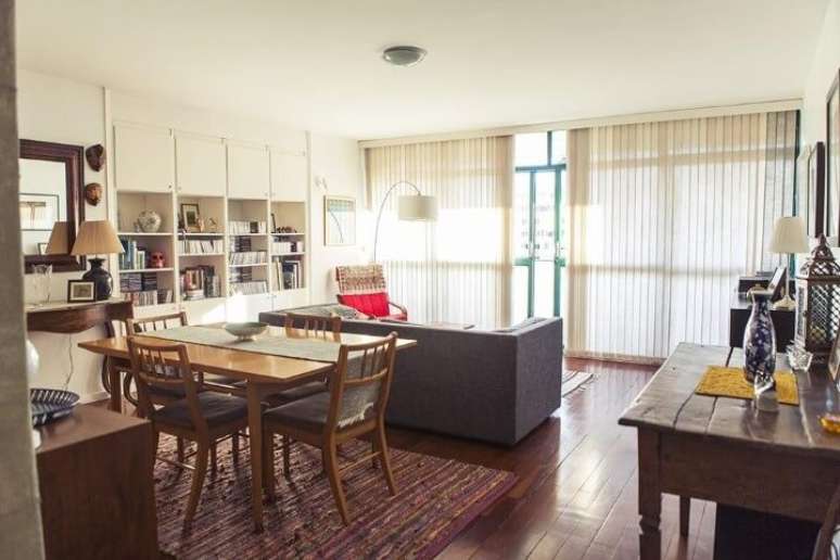 22. Aqui, a continuidade do piso de madeira d&aacute; a sensa&ccedil;&atilde;o de amplitude &agrave; sala integrada. Projeto de Casa Aberta