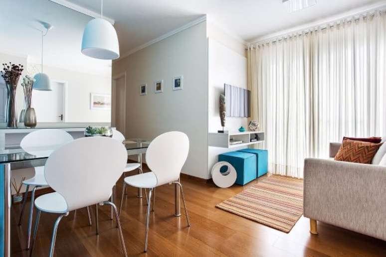 20. Apartamento pequeno decorado com sala de jantar e living integrados. Projeto de Luciane Mota