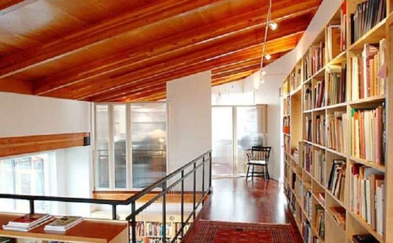 48. O home office e a biblioteca decoram o mezanino. Fonte: Zap em casa