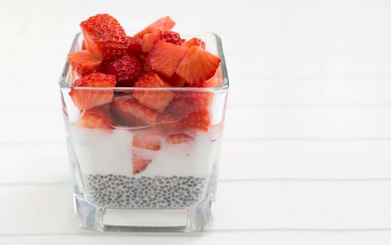 Receita funcional: pudim de chia com geleia de morango natural