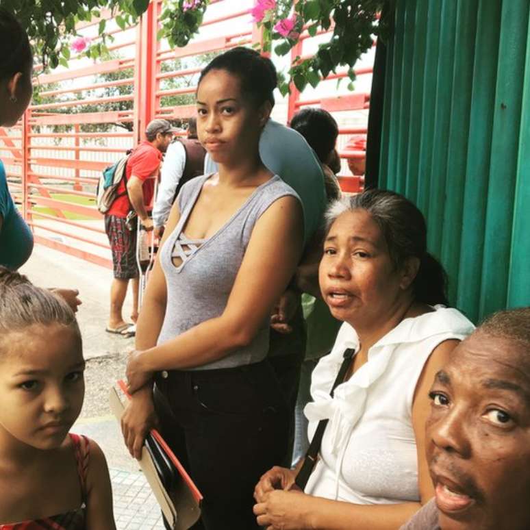 Conseguir rem&eacute;dios &eacute; muito dif&iacute;cil na Venezuela. O governo anunciou a chegada de um navio chin&ecirc;s que forneceria assist&ecirc;ncia m&eacute;dica. Muitos foram para as proximidades do porto de La Guaira com a esperan&ccedil;a de ter acesso