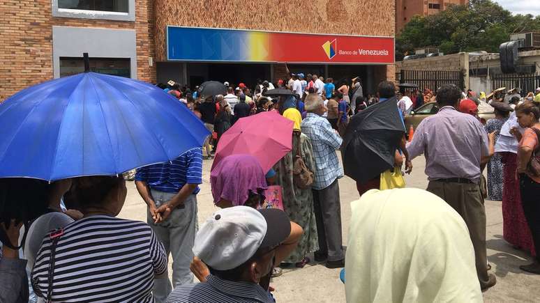 Enormes filas para sacar dinheiro s&atilde;o comuns na Venezuela de hoje