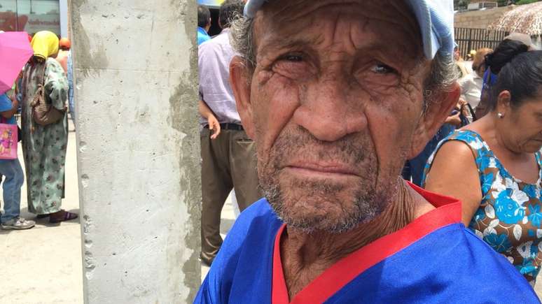 Aposentados s&atilde;o maioria nas longas filas que se formam para sacar dinheiro em frente aos bancos venezuelanos
