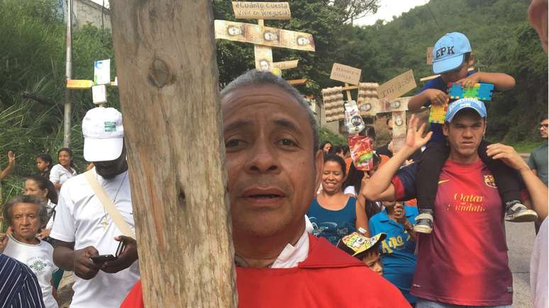 O padre Alfredo Infante lidera passeatas em que membros de sua par&oacute;quia reivindicam condi&ccedil;&otilde;es de vida dignas