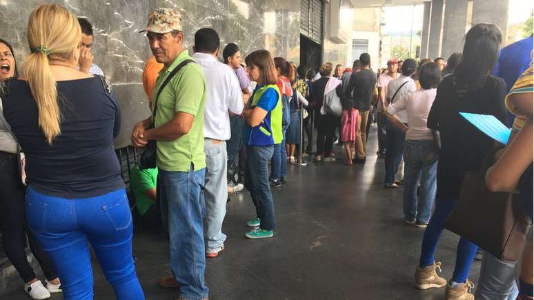 Dezenas de venezuelanos fazem filas diariamente em busca de passaporte para conseguir deixar o pa&iacute;s