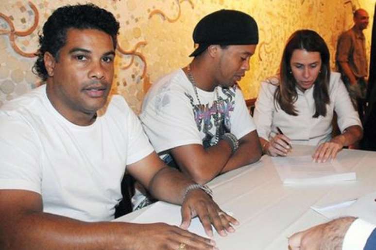 Ronaldinho Gaúcho e Assis foram autuados em 2015, mas não pagaram as multas (Foto: Alexandre Vidal/Fla Imagem)