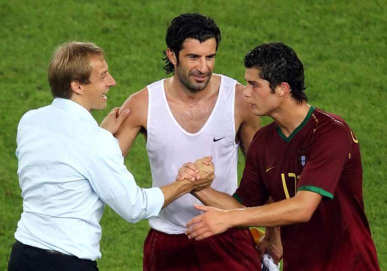 Figo com Cristiano Ronaldo pela seleção portuguesa (Foto: AFP/Odd Andersen)