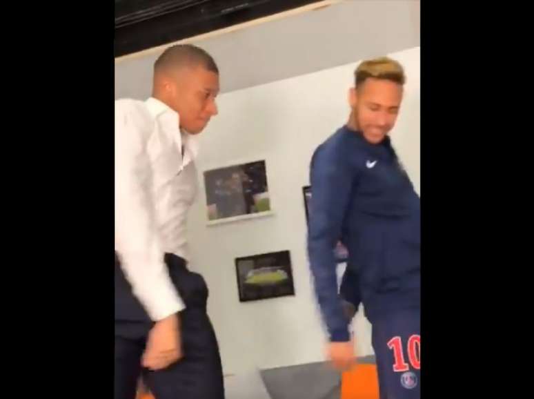 Neymar ensinou passos da "dança do fio-dental" a Mbappé (Foto: Reprodução/ Twitter)