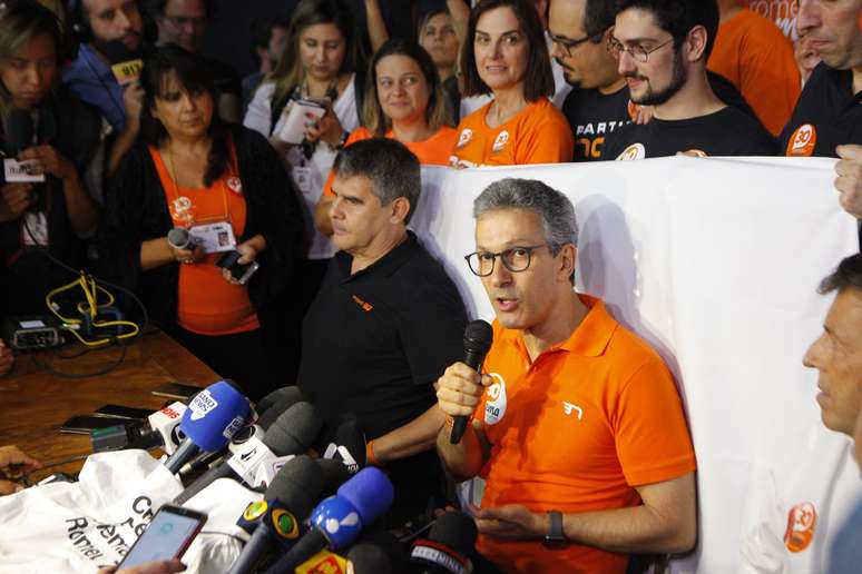 O agora governador de Minas Gerais, Romeu Zema, com as cores de seu partido durante a campanha