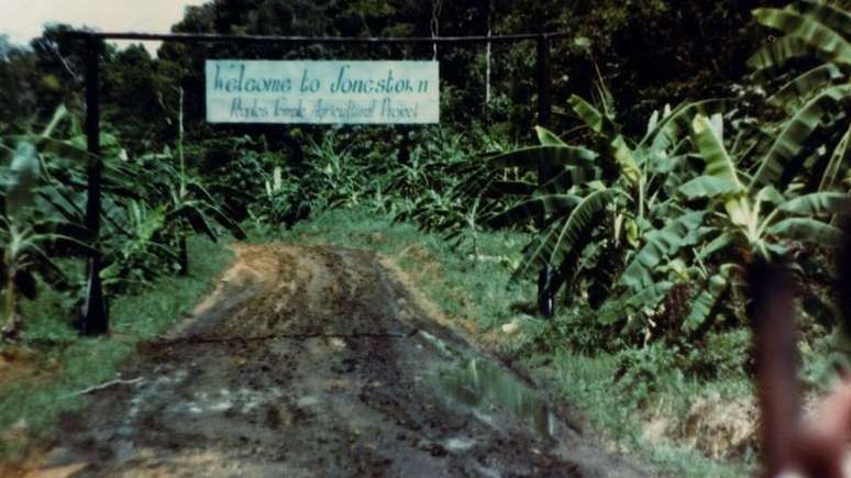 A entra de Jonestown, comunidade criada pelo reverendo na Guiana e onde o suicídio coletivo aconteceu