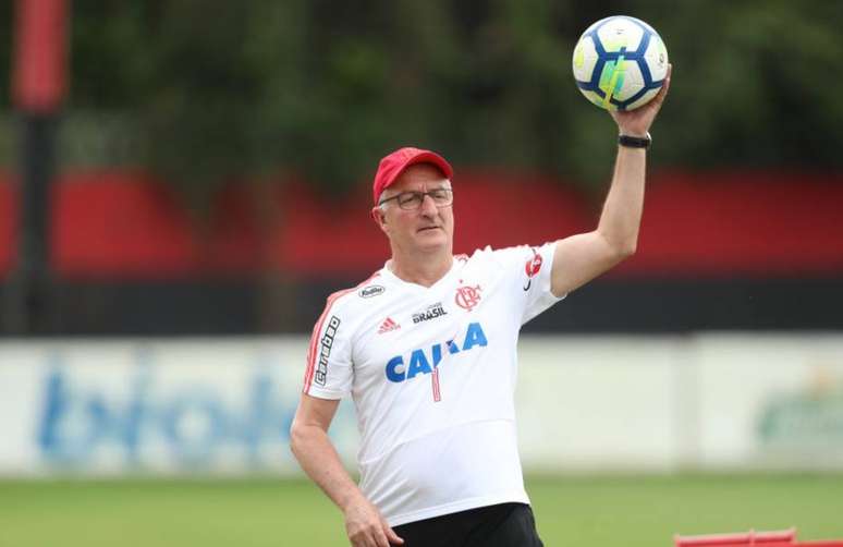 Dorival Junior duante treino do Flamengo no Ninho do Urubu