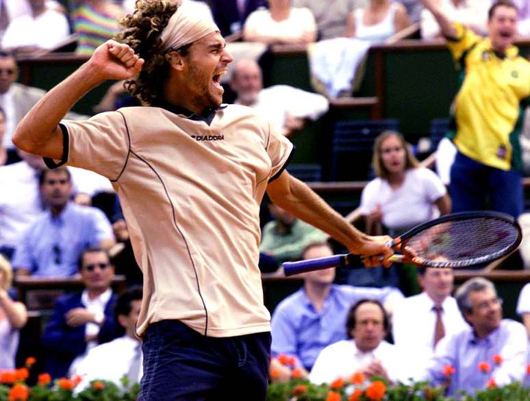 Guga comemora vitória na edição de 2000 de Roland Garros