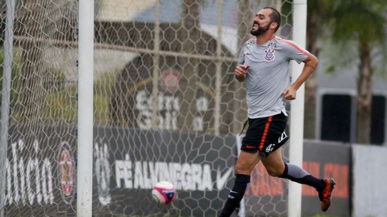 Danilo deve ser titular do Corinthians neste domingo (Foto: Marco Galvão/Fotoarena/Lancepress!)