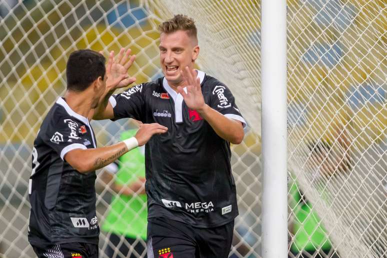 Maxi López e Yago Pikachú comemoram gol do Vasco contra o Fluminense