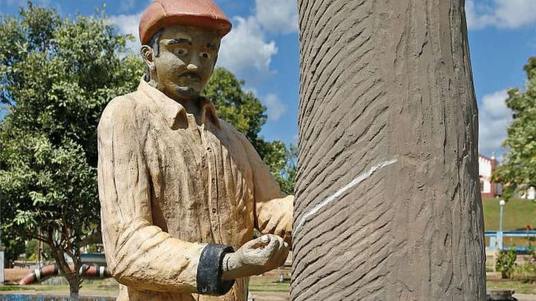 Uma escultura na praça central da Fordlândia homenageia o precioso látex amazônico