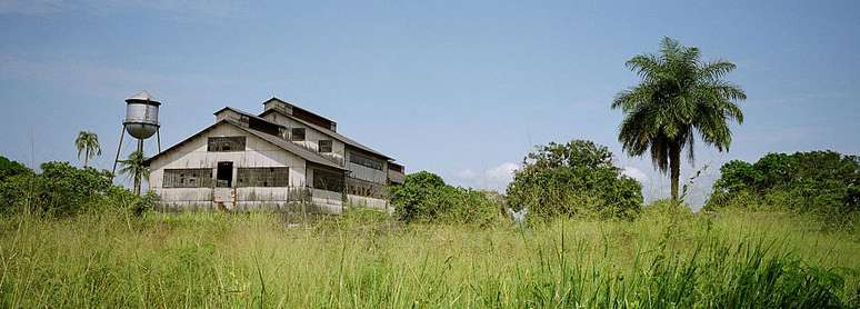 Um dos edifícios da fábrica