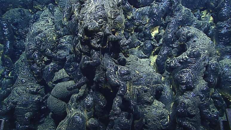 A lava submarina também tem aspecto de vidro